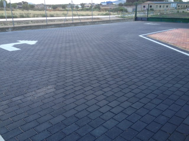 Adoquín hormigón liso negro y blanco en Villanueva de la Jara | Cleannox | Adoquines Albacete y Madrid | Metodología BIM