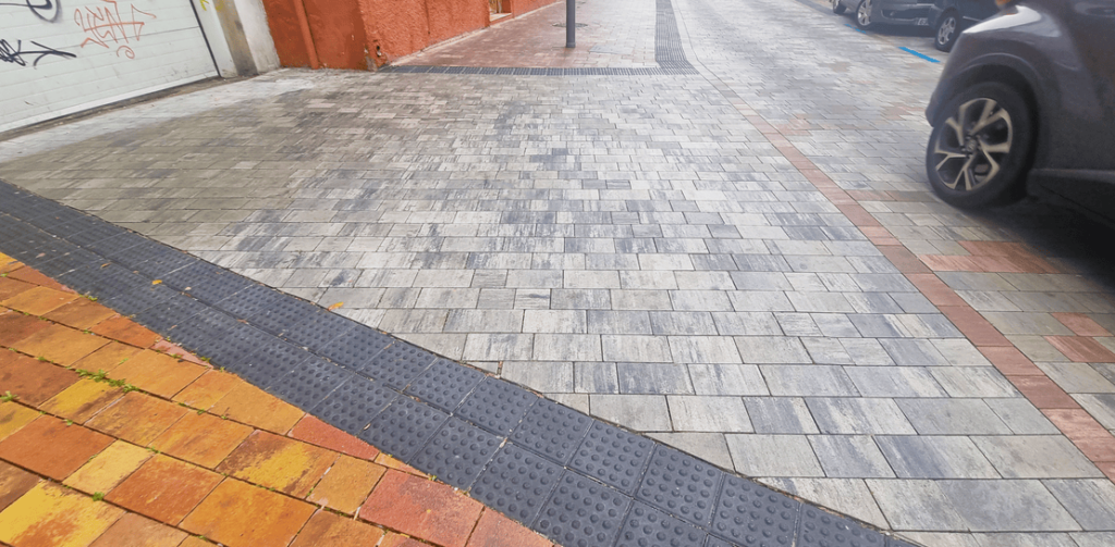 boton-bandas Pavimentos táctiles - Adoquines botón y bandas