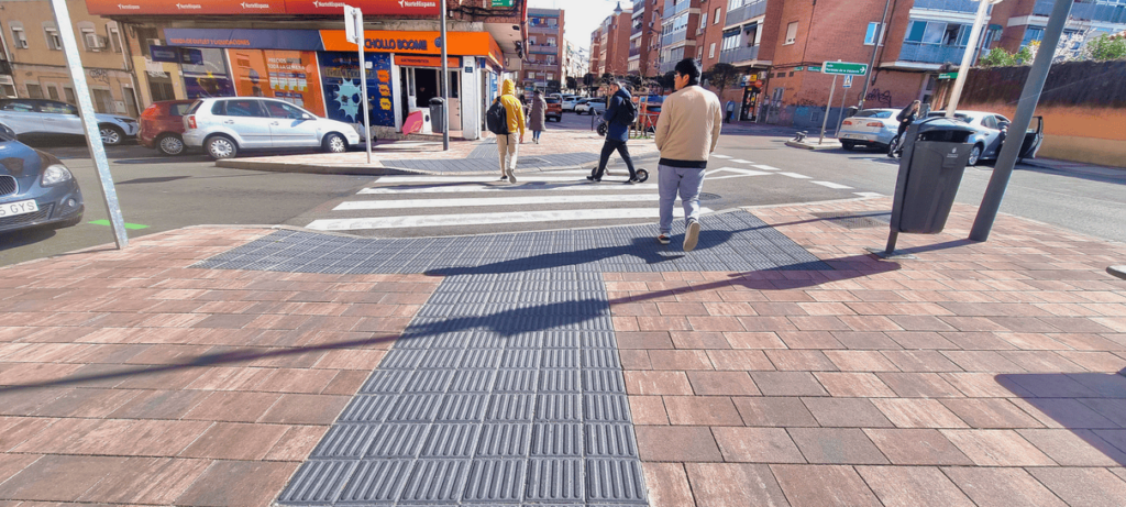 FOTO TACTILES1 Adoquines botón y bandas